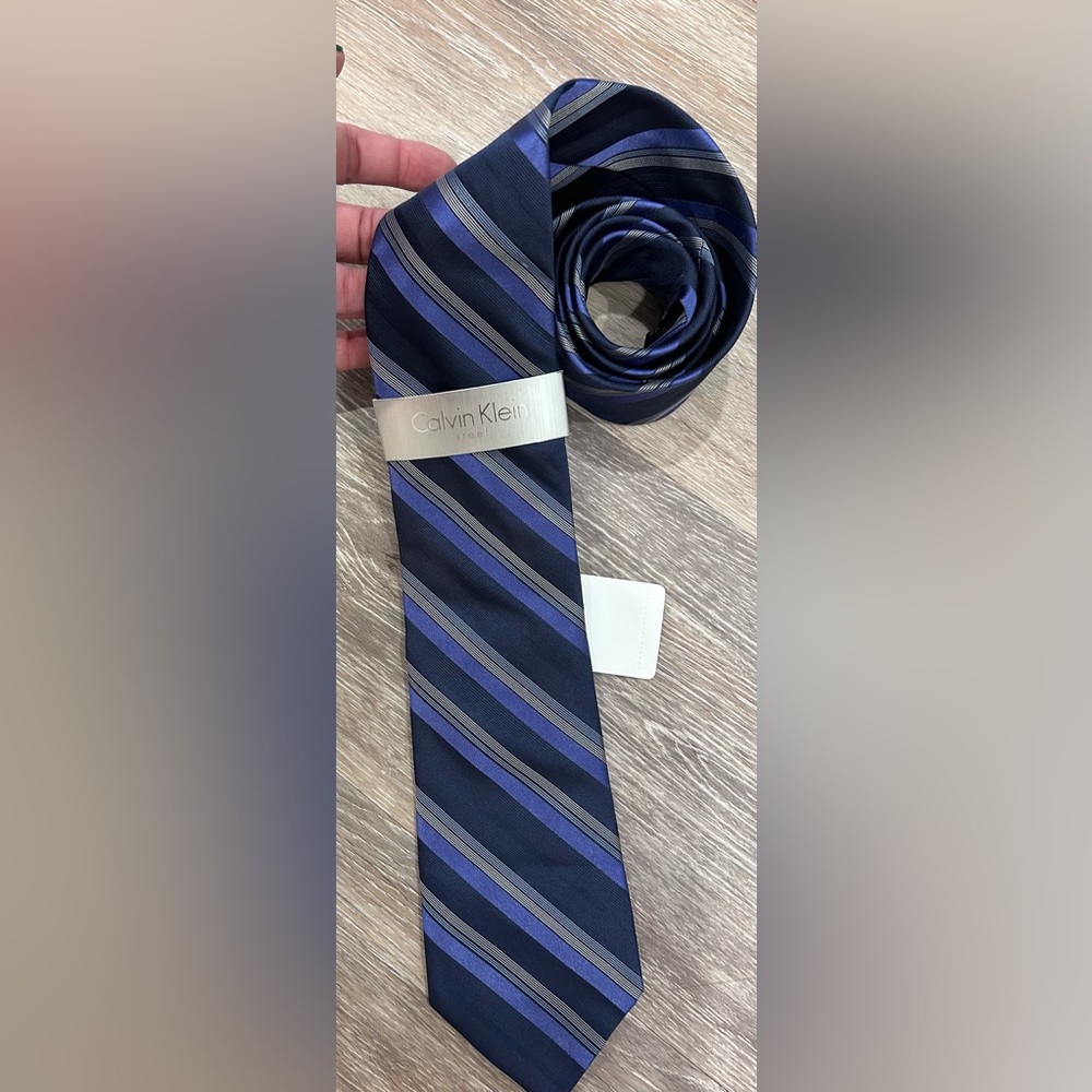 Calvin Klein NEW Mens Necktie 100% Silk Blue Stripe Tags Attached